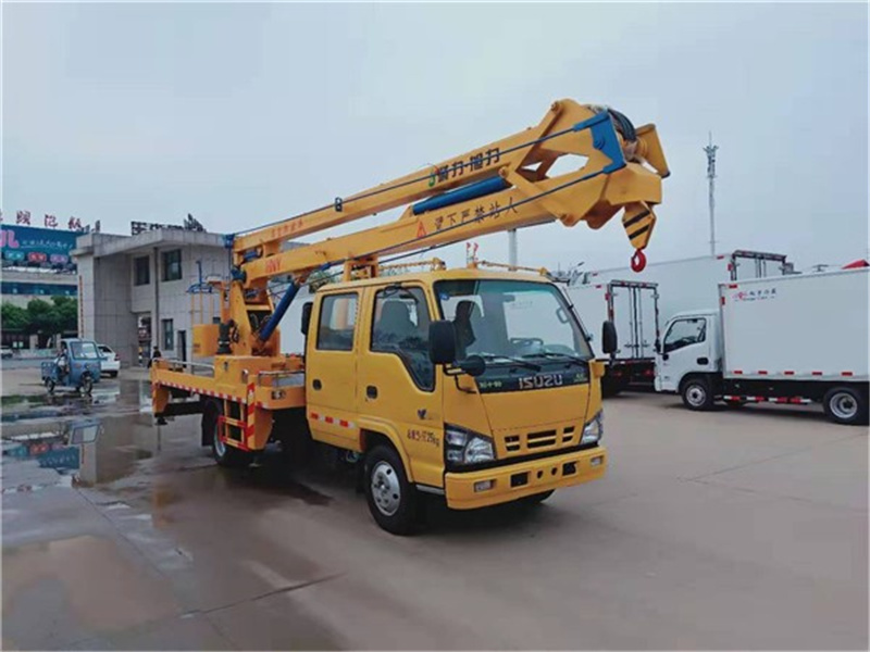 國六福田雙排 13米折臂高空作業(yè)車